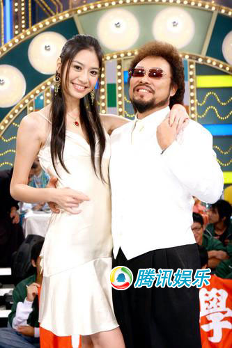 组图:三名模美色当前 张菲揽腰摸胸狂吃豆腐
