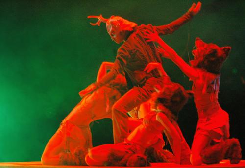 组图:草蜢个唱诱惑登场 猛男与女舞伴狂野纠缠