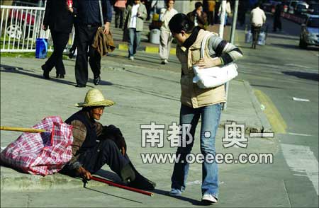 老乞丐用棍子击打路过妙龄少女屁股组图