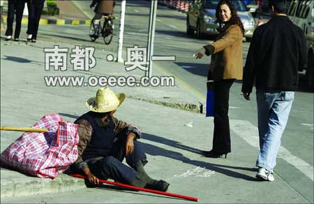 老乞丐用棍子击打路过妙龄少女屁股(组图)