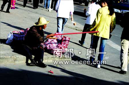 老乞丐用棍子击打路过妙龄少女屁股(组图)