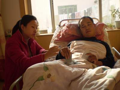 女教师讲恋爱时故事唤醒植物人丈夫(组图)