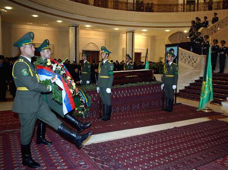 土库曼斯坦为总统尼亚佐夫举行葬礼(组图)