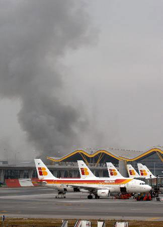 马德里机场停车场炸弹爆炸4人轻伤[图]