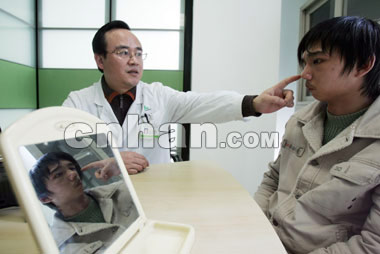 25岁小伙患怪病左脸是帅哥右脸象老头(组图)