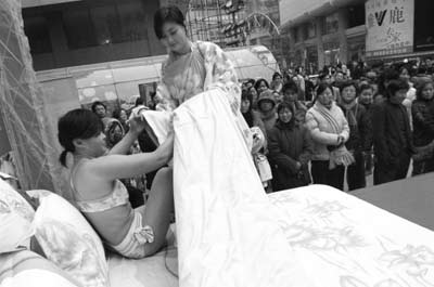 10名女子寒风中穿三点式泳装赚千元礼品(图)