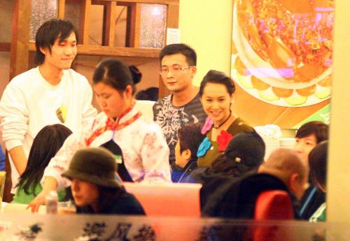 朱茵半夜食宵夜不顾吃相照得男性粉丝青睐(图)