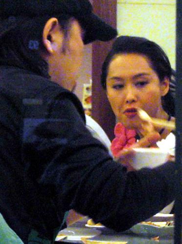 朱茵半夜食宵夜不顾吃相照得男性粉丝青睐(图)