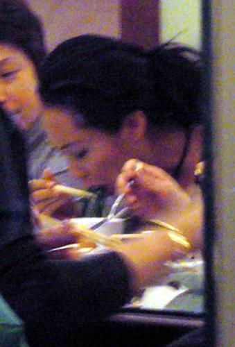 朱茵半夜食宵夜不顾吃相照得男性粉丝青睐(图)