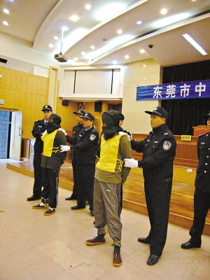 犯故意杀人,抢劫等死刑犯进行公开宣判,宣判后罪犯被拉往刑场执行死刑