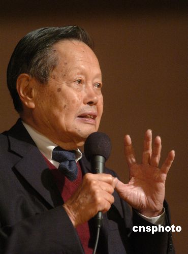 杨振宁否定有关清华每年耗资6亿难岀成果说法