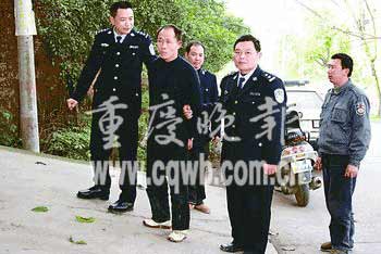 遭劫女司机生死关头揪住疑犯命根脱身(组图)