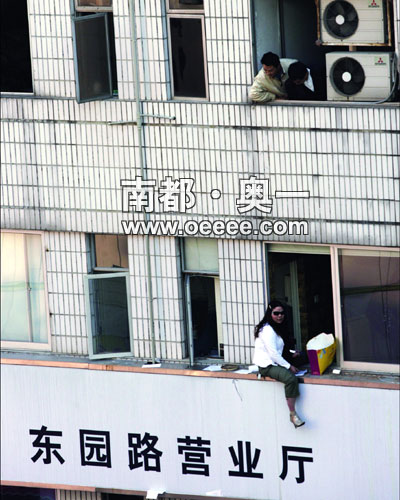 自称隆胸失败女子欲跳楼 后被民警劝下楼