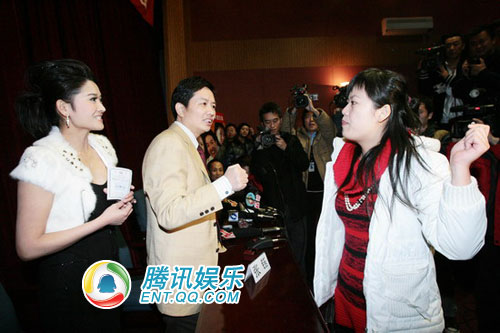 宋祖德2.5克拉钻戒向张钰求爱 一女子横刀夺爱