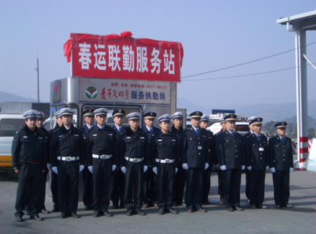 2月1日上午10点,温州高速交警二大队和苍南县公路运输管理所联合