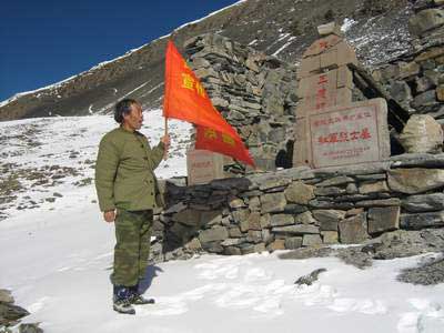 六旬翁徒步重走长征路被困雪山流泪写遗书(图)
