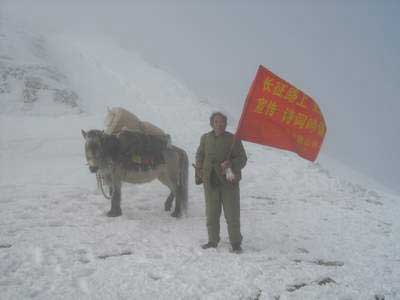 六旬翁徒步重走长征路被困雪山流泪写遗书(图)