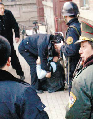 男子手拿菜刀劫持妇女 警察空手夺刀救人质[图]