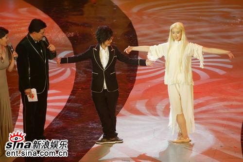 周笔畅欲参战舞林唱《白毛女》跳芭蕾舞(组图)