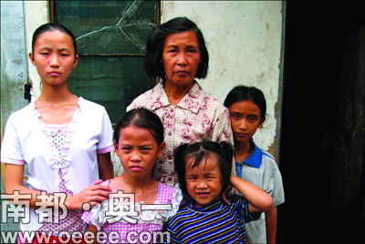 拾荒妇13年收养四弃婴曾因无子嗣被夫抛弃(图)