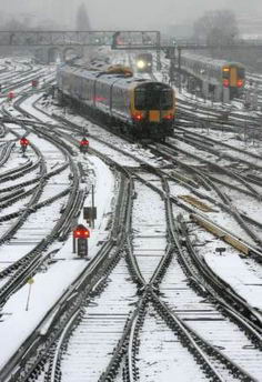英国普降大雪致交通混乱多个机场关闭(图)