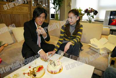 杨子录音棚里为黄圣依庆祝生日 黄圣依星辉已经和解