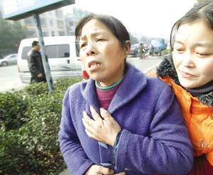 江苏一老板轿车撞上垃圾车逼环卫工下跪(组图)