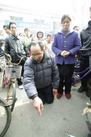 江苏一老板轿车撞上垃圾车逼环卫工下跪(组图)