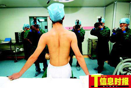 全国首例男大学生完成丰胸手术公开变性(组图)