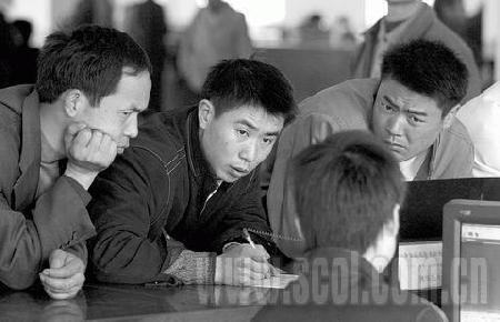 劳务市场没收农民工自荐纸强卖纸张日入2000元