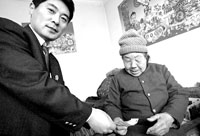 儿子14年赡养费不交给继母只交法院(组图)