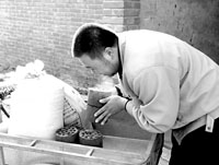 儿子14年赡养费不交给继母只交法院(组图)