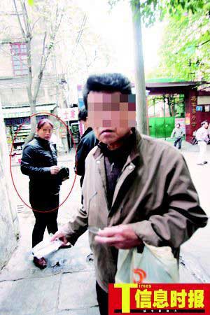 女商贩在小学附近出售色情光碟(组图)