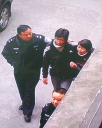男子要求私奔被拒持刀劫持女友(图)