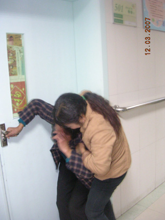 男婴出生三天被偷监控设备拍下可疑妇女(图)