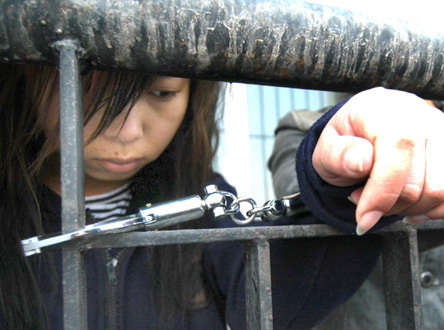 18岁少女被推为大姐大带领14名男子抢劫盗窃