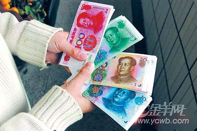 学生抢购人民币玩具用来攀比或作赌资组图