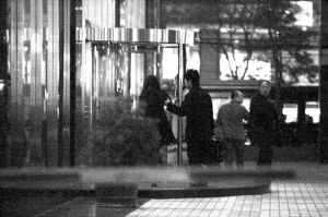 组图:李湘新男友曝光 亲密挽手殷勤相随