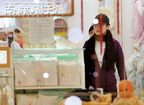 蒋勤勤产后选购婴儿用品爱子成家中主角(组图)