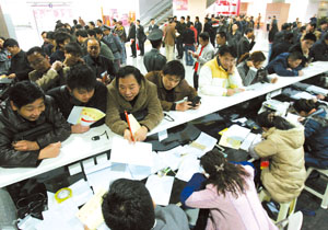 重庆百余美女竞聘糖酒展会模特(组图)