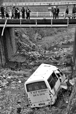 温州客车在青田坠桥 19人与死神擦肩而过(图)