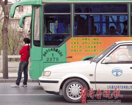 女孩公交车上殴打母亲乘客相劝遭辱骂(图)