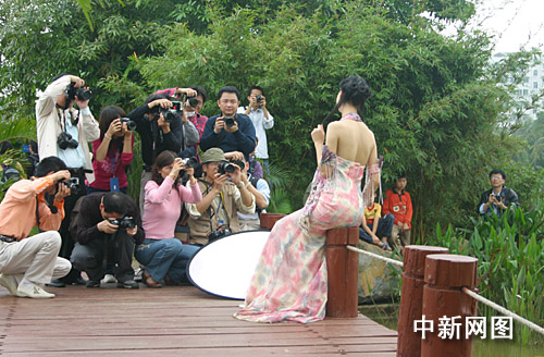 广东湛江300摄影师用镜头抢拍10高校女模(组图)
