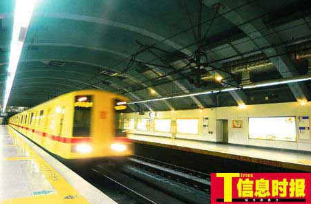 男子跳下地铁站轨道捡票致使列车紧急停车
