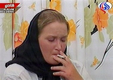 英国女兵宣读公开信承认侵入伊朗水域(视频)