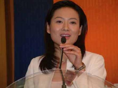 央视内部办选美赛 新闻主播李梓萌获冠军