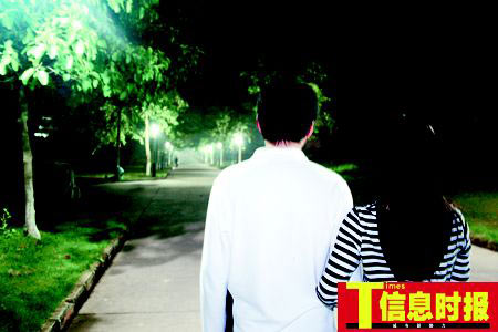 大学黄昏恋成单身学子毕业必修课 专家称突击“练爱”不可取