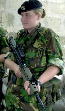 英国公布遭伊朗扣留英女兵照片(组图)