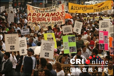 墨西哥妇女游行支持堕胎合法化(组图)
