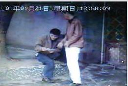 一穿棕色甲克的男子掏出一小包东西进行交易